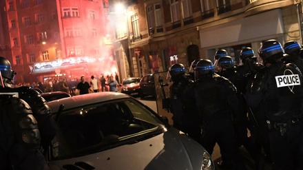 Die Polizei versucht gewaltbereite Fans bei Ausschreitungen in Lille in Schach zu halten. 