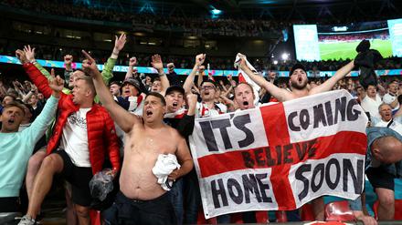 Risiko im Stadion. Englische Fußballfans feuern ihr Team in Wembley im Halbfinalspiel gegen Dänemark an.