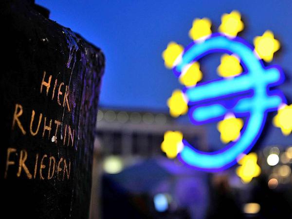 Vor der EZB in Frankfurt haben Demonstranten einen symbolischen Grabstein für die europäische Gemeinschaftswährung aufgestellt.