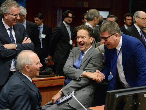 Jeroen Dijsselbloem lacht, als er die Glückwünsche seiner Amtskollegen entgegennimmt. Er bleibt für zweieinhalb weitere Jahre Euro-Gruppenchef. 