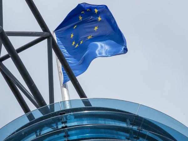 Auf dem Dach der Parteizentrale der SPD, dem Willy-Brandt-Haus, weht die blaue Europafahne. 