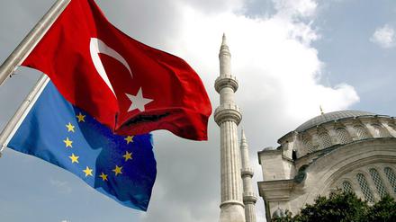 Eine Europafahne und eine türkische Fahne wehen am 04.10.2005 vor einer Moschee in Istanbul, Türkei. Beim Treffen des EU-Außenministerrates in Brüssel sollen auch die EU-Beitrittsverhandlungen mit der Türkei durch die die Eröffnung eines weiteren Verhandlungsbereichs (Kapitel 17 - Wirtschaft und Finanzen) vorangetrieben werden. 