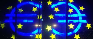 Die Euro-Skulptur spiegelt sich vor der Europäischen Zentralbank. 