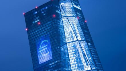Zeichen an der Wand. Ein «Euro-Zeichen» wird am 12.03.2016 zum Lichtspektakel «Luminale» in Frankfurt am Main auf die Fassade der Europäischen Zentralbank (EZB) projiziert. 