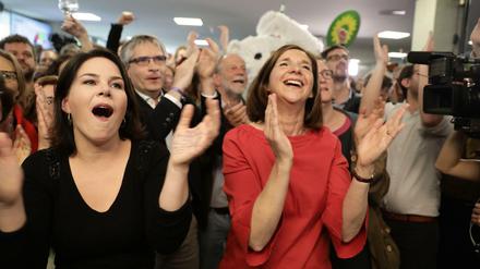 Annalena Baerbock (L), Grünen-Vorsitzende, und Katrin Göring-Eckard, Grünen-Fraktionschefin, jubeln nach der Bekanntgabe der ersten Prognose für die Europawahl.