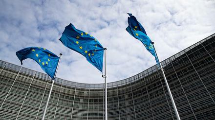 Europaflaggen flattern vor dem Berlaymont-Gebäude, dem Sitz der Europäischen Kommission, im Wind.