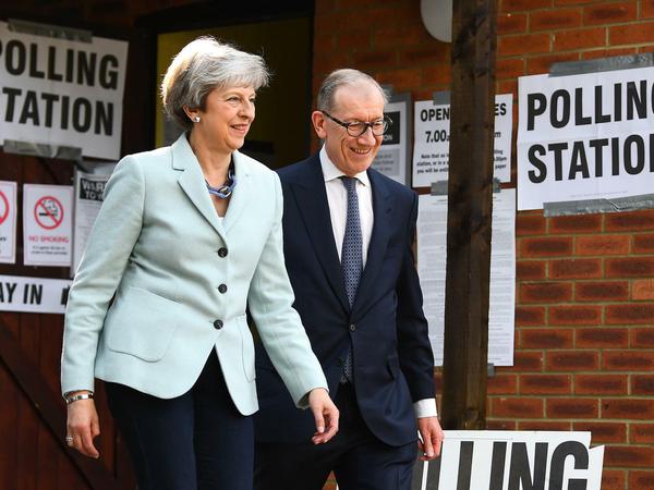 Theresa May und ihr Mann Philip verlassen nach der Wahl ein Wahllokal in London.