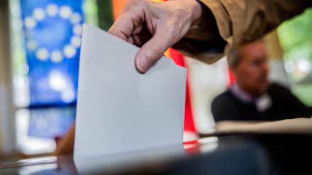 26.05.2019, Berlin: Ein Mann wirft seinen Stimmzettel in die Wahlurne. Vom 23.05. bis 26. Mai wählen die Bürger von 28 EU-Staaten ein neues Parlament. Foto: Michael Kappeler/dpa +++ dpa-Bildfunk +++