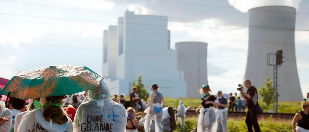 Aktivisten von „Ende Gelände“ haben die Nord-Süd-Bahn besetzt, über die der Kohle-Nachschub ins Kraftwerk Neurath rollt.