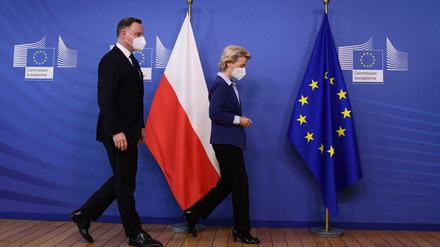 Polens Präsident Duda mit EU-Kommissionspräsidentin von der Leyen.