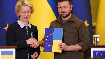 Ursula von der Leyen, EU-Kommissionspräsidentin, und Wolodymyr Selenskyj, Präsident der Ukraine bei einer gemeinsamen Pressekonferenz nach Gesprächen über den EU-Beitrittsantrag der Ukraine in Kiew.