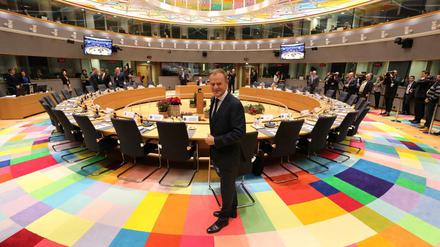 EU-Ratspräsident Donald Tusk im Sitzungssaal des EU-Treffens in Brüssel 