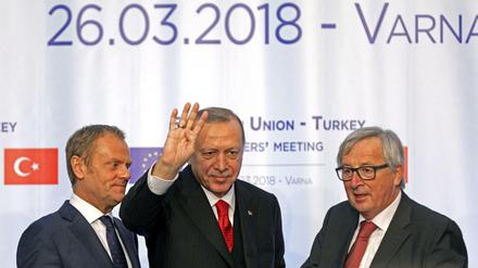 EU-Ratspräsident Donald Tusk, der türkische Staatspräsident Recep Tayyip Erdogan und EU-Kommissionspräsident Jean-Claude Juncker (von links) bei der Pressekonferenz nach ihrem Treffen im bulgarischen Warna. 