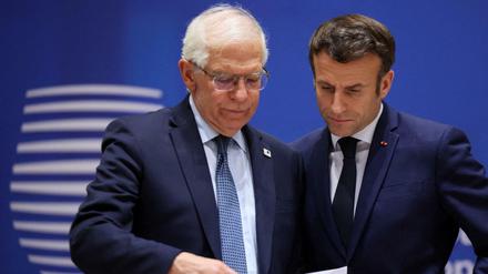 EU-Chefdiplomat Josep Borrell und Frankreichs Präsident Emmanuel Macron beim EU-Gipfel in Brüssel