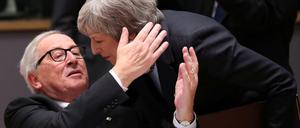 EU-Kommissionschef Jean-Claude Juncker begrüßt die britische Premierministerin Theresa May.