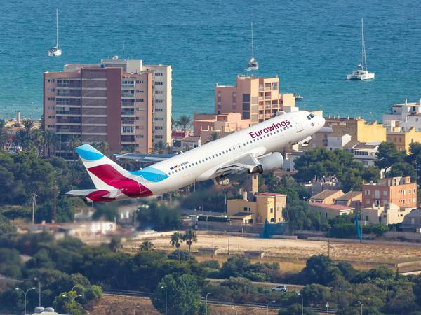 Ein Airbus A320 der Eurowings mit dem Kennzeichen D-ABNH startet vom Flughafen Palma de Mallorca (PMI) in Spanien. (Symbolbild)