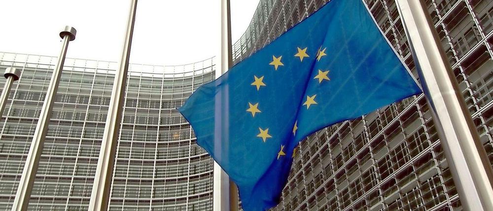 Die Euro-Flagge hängt in Brüssel auf Halbmast.