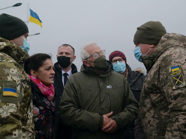 Der EU-Außenbeauftragte Josep Borrell besuchte am Mittwoch - ganz in olivgrün - ukrainische Soldaten im Kriegsgebiet in der Ost-Ukraine. 