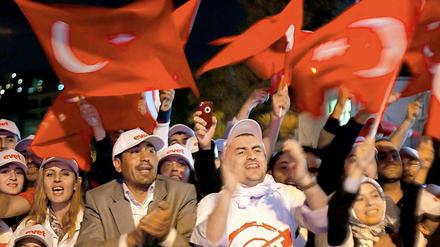 Anhänger der AK-Partei freuen sich über den Ausgang des Referendums.