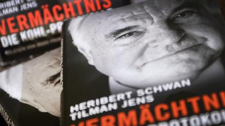 Bücher mit dem Titel «Vermächtnis. Die Kohl-Protokolle». Altkanzler Helmut Kohl (85) will fünf Millionen Euro Schmerzensgeld von seinem ehemaligen Ghostwriter Heribert Schwan erstreiten. 