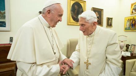 Papst Franziskus (links) und der emeritierte Papst Benedikt (Archivbild vom Dezember 2018) 
