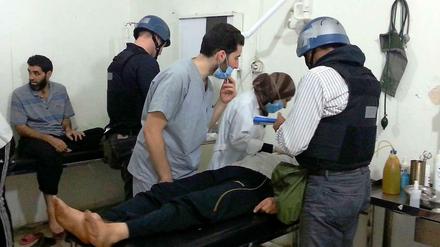 Beweissicherung. UN-Chemiewaffenexperten untersuchen Opfer des mutmaßlichen Giftgasangriffs in einem Krankenhaus in einem Vorort von Damaskus.