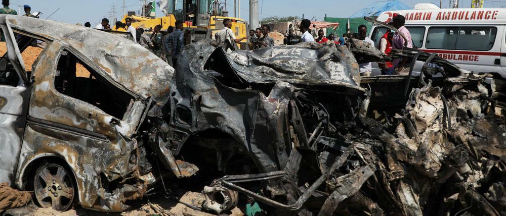 Fahrzeugtrümmer liegen am Schauplatz der Autobombenexplosion in Mogadischu. Der Anschlag tötete mindestens 79 Menschen.