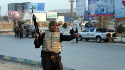 Eine bewaffneter Sicherheitsmann in der Innenstadt von Kabul