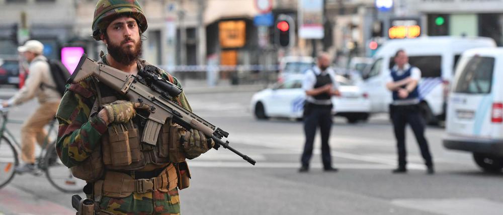 Ein Soldat vor dem Bahnhof Central in Brüssel. Nach einer Explosion ist der Bahnhof geräumt worden.