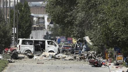  Zerstörte Fahrzeuge stehen am Ort der Explosion in Kabul.