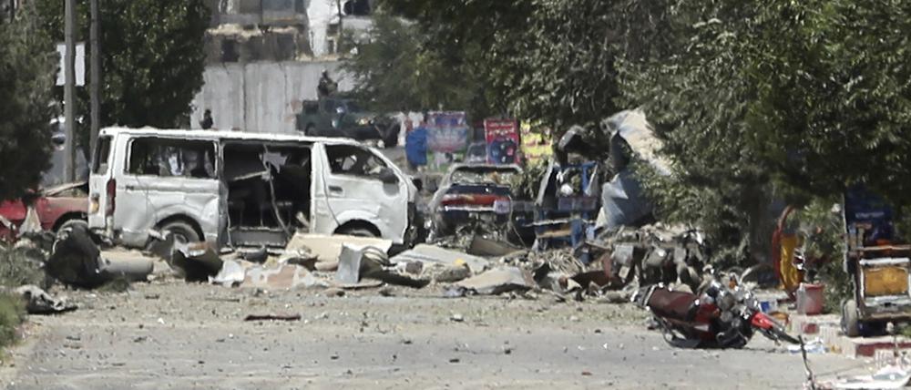  Zerstörte Fahrzeuge stehen am Ort der Explosion in Kabul.