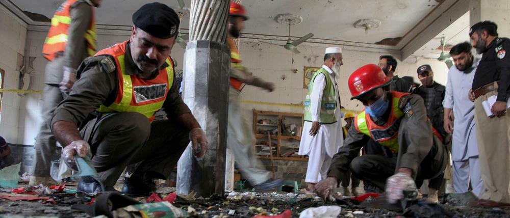 Explosion in einer Koranschule in Peshawar: Rettungshelfer und Polizisten vor Ort