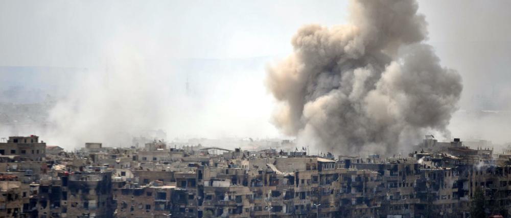 Rauch steigt nach Explosionen in einer Stadt in Syrien auf (Symbolbild).