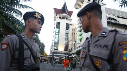 Polizisten am Schauplatz einer Explosion in Surabaya, Indonesien
