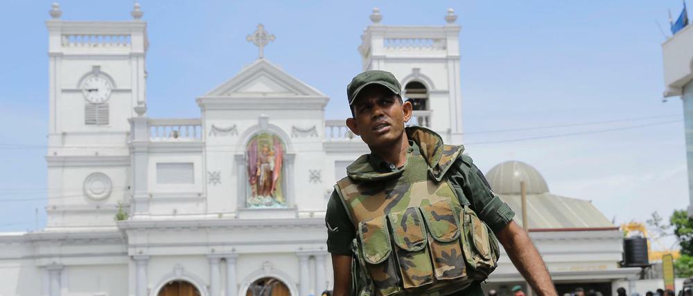 Ein Soldat der sri-lankischen Armee vor der Antoniuskirche in Colombo.