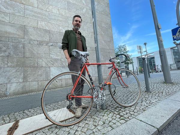 Fabio de Masi im Regierungsviertel - er kommt gerne mit seinem Rad.