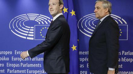 Marc Zuckerberg (Facebook) und andere Tech-Unternehmen soll in Europa zukünftig mehr Rede und Antwort stehen und transparenter arbeiten. Hier mit EU-Parlamentspräsident Antonio Tajani.