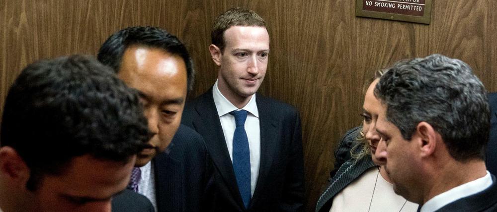 Mark Zuckerberg (M), der Gründer und Chef von Facebook, verlässt ein Treffen mit US-Senator Thune. 