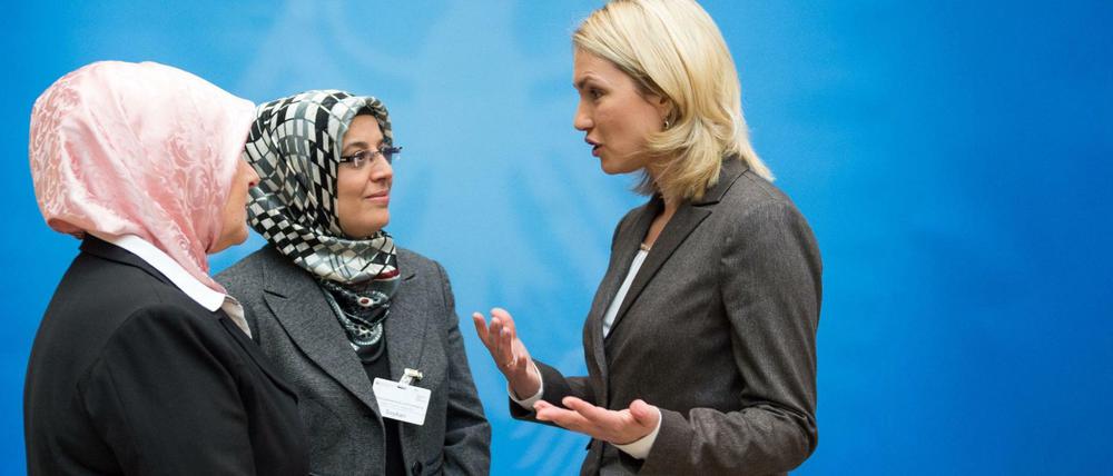 Staat und Muslime kommen ins Gespräch. Man sei noch nicht ganz auf Augenhöhe, sagt Erika Theißen (links, hier im Gespräch mit Familienministerin Schwesig), aber vieles habe sich verbessert. 