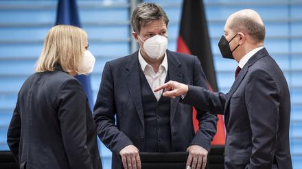 Innenministerin Faeser im Gespräch mit Wirtschafts- und Klimaschutzminister Habeck sowie mit Kanzler Scholz.
