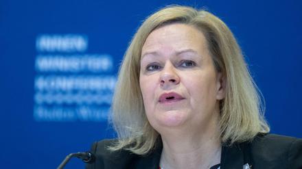 Sprecher verloren. Bundesinnenministerin Nancy Faeser (SPD) verliert ihren Pressesprecher Steve Alter. Es gab offenbar Knatsch im Haus. 