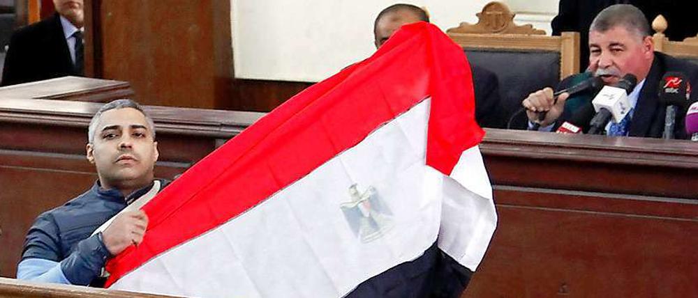 Symbolik. Journalist Mohammed Fahmy zeigte Flagge im Zeugenstand. 