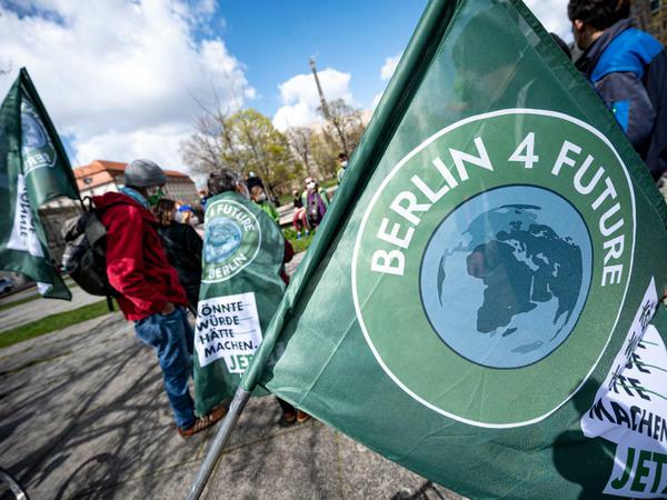 23.04.2021, Berlin: An einem Fahrrad steckt auf einer Demo der Umweltschutzgruppe Fridays for Future im Invalidenpark eine Flagge mit der Aufschrift "Berlin 4 Future". Anlässlich des Klimagipfels der USA mit 40 eingeladenen Ländern fordern die Klimaaktivisten sofortige Maßnahmen gegen den Klimawandel. Foto: Fabian Sommer/dpa +++ dpa-Bildfunk +++