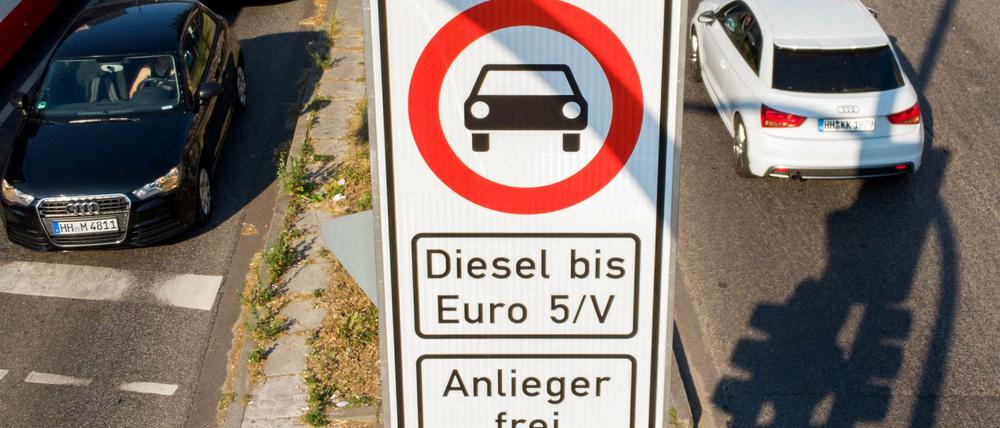 Ein Fahrverbotsschild für Fahrzeuge mit Diesel-Motor bis Euro5 steht in Hamburg. 