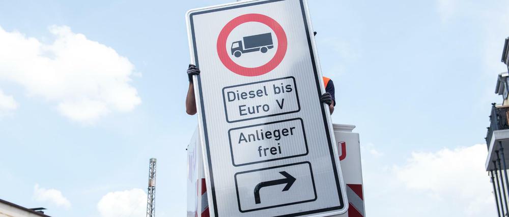 Hamburg geht bereits mit Fahrverboten für Lastwagen mit Diesel-Motor bis Euro 5 gegen die Luftverschmutzung vor.