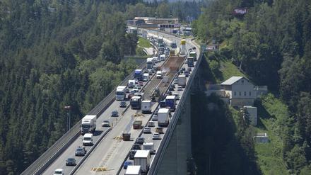  Auf der Europabrücke der Brennerautobahn gibt es einen Stau. Die Fahrverbote auf bestimmten Ausweichstrecken in Tirol haben am Samstag nach Polizeiangeben keine Probleme im Urlaubsverkehr verursacht.