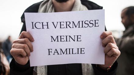 Ein Mitglied des Flüchtlingsrats Berlin demonstriert für Familiennachzug für alle Geflüchteten.