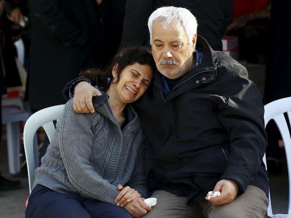 Angehörige trauern um die Opfer des Bombenanschlages von Ankara. 