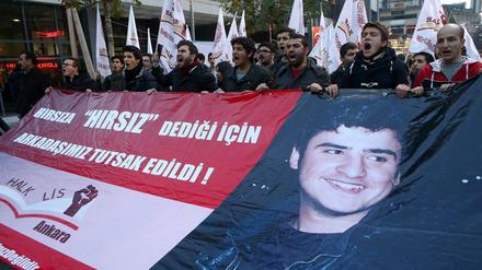 Menschen in Ankara demonstrieren gegen die Inhaftierung des 16-Jährigen.