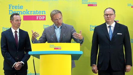 Christian Lindner, FDP-Parteivorsitzender, stellt auf einer Pressekonferenz Volker Wissing (links) als möglichen neuen Generalsekretär der Partei und Harald Christ (rrechts) als neuen Bundesschatzmeister vor. 